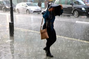 Personne marchant sous une forte pluie