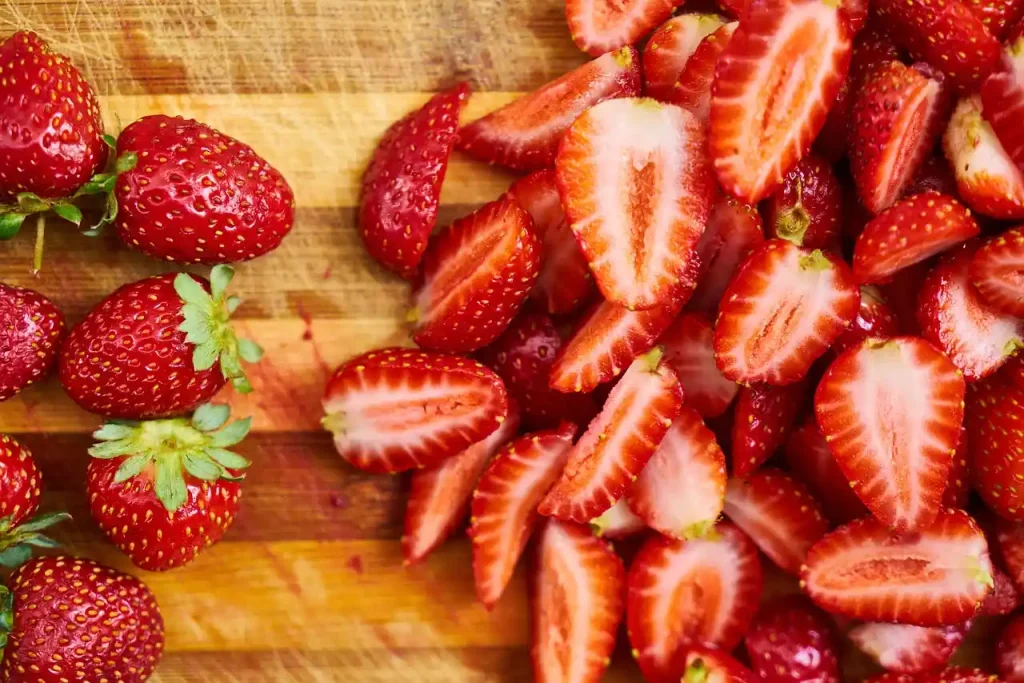 fraises sur une planche à découper