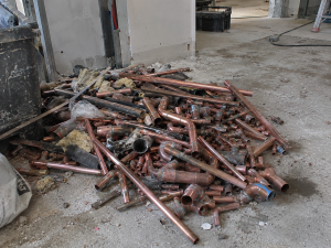 Tas de feraillle sur un chantier